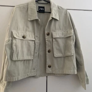 Grön Jacka - Säljer denna gröna jeans jackan från zara. Den är nyskick förutom att en knapp saknas, man kan självklart sätta dit en om man vill. Storlek M men passar absolut en xs / s också. Hör av er vid frågor eller tryck gärna på köp nu 💞💞