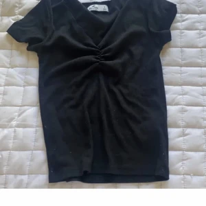 Hollister topp - Säljer denna toppen från hollister för 60kr❤️strl S