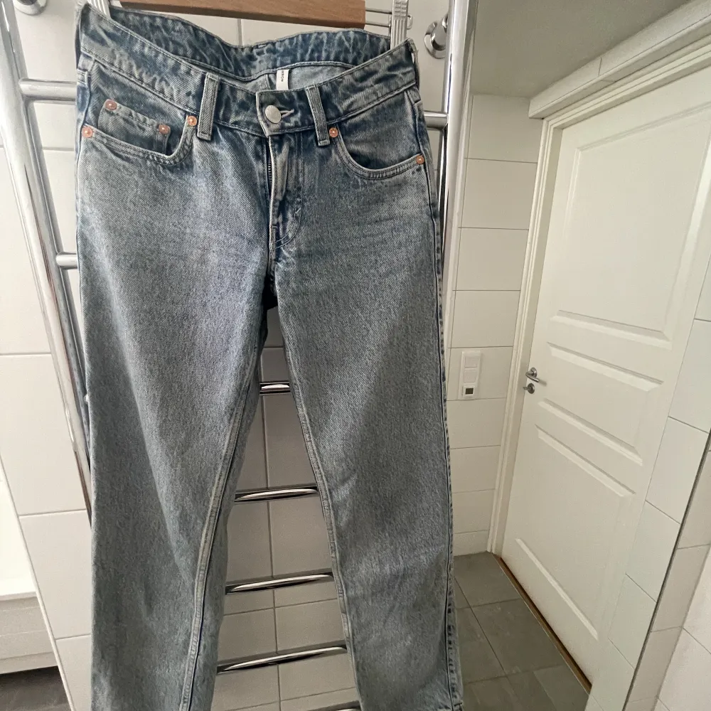 Arrow Low straight jeans från Weekday. Använda men i bra skick. Säljer pga att de är för små för mig.. Jeans & Byxor.