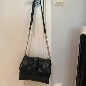 Väska - Jätte fin och bra handväska🩷den är stor så man får plats med mycket! Och man kan reglera bandet 