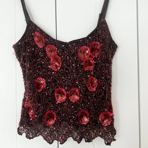 Vintage festtopp party paljetter tröja blus top  - Supersöt vintage paljettopp säljes. Begagnat skick. Upplevs som en strl: S/M. 