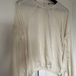 Blus ballongärm Gina - Super fin blus från Gina Tricot som sitter snyggt på! 