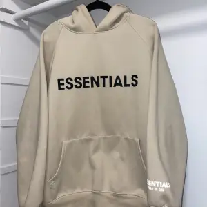 Mycket fin och välbehållen Essentials Hoodie i storlek M (sitter mer som L). Hoodien är en replika men en väldigt bra och är identisk till originalet. Pris kan diskuteras!😊(tags medföljer)