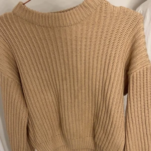 Tröja - Fin och mysig  beige stickad tröja med ballongärmar i storlek s från na-kd💫🤎 Helt oanvänd