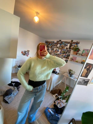 Grön stickad träja - Grön stickad tröja i croppad model