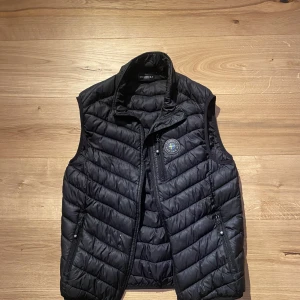 Väst - Säljer nu en väst från cobolt of sweden. Har ett litet hål som man kan se på bild 1. Nypris: 999 mitt pris: 279. Självklart äkta ✅