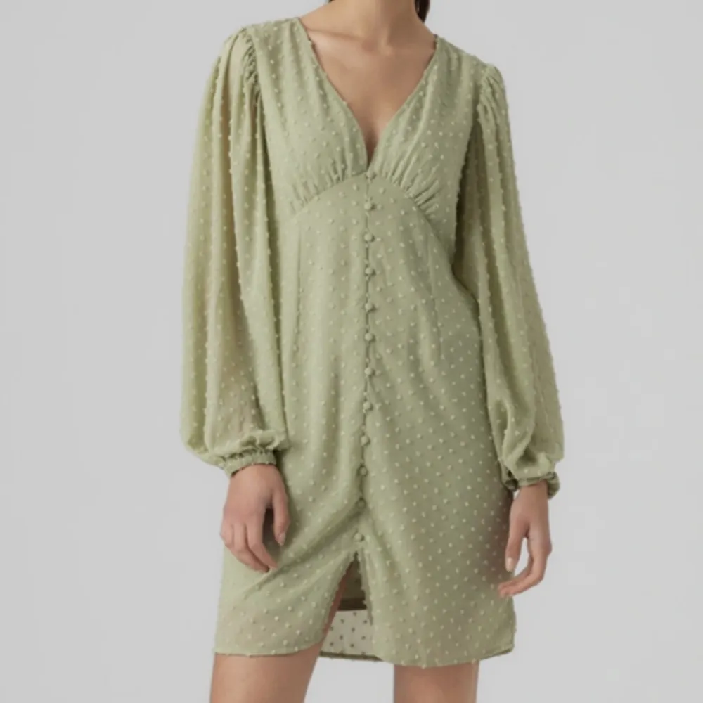 Pastel grön klänning från Vero Moda, använd 1 gång, storlek xs, orginal pris : 449 kr. Klänningar.