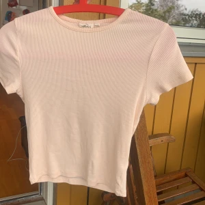 ribbad t-shirt aprikos - ribbad t-shirt str 170  aprikosfärgad🧡