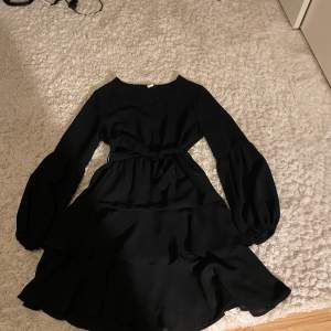 Säljer denna fina klänning som bara är använd en gång, den är som ny men tyvärr för liten🩷 #klänning #svart #shein #superfin 