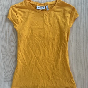  weekday tshirt - gul weekday babytee storlek s. endast använd en gång 