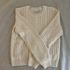 Stickad vila tröja - Fin kräm färgad tröja som inte används så mycket, kan tänka mig gå ner i pris vid snabb affär. Storlek xs men sitter bra på mig som är xs-s