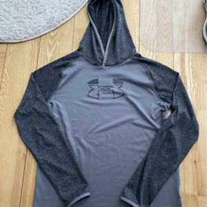 Under armour träningshoodie  - Under armour tränings luvtröja hoodie. Strl S-M.