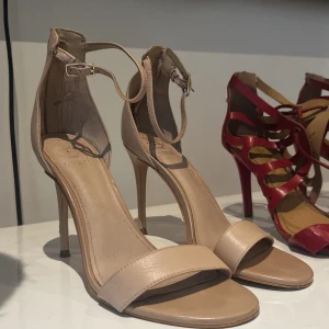 Guess klackskor  - Klackar, nude färg, från guess. Storlek 37.