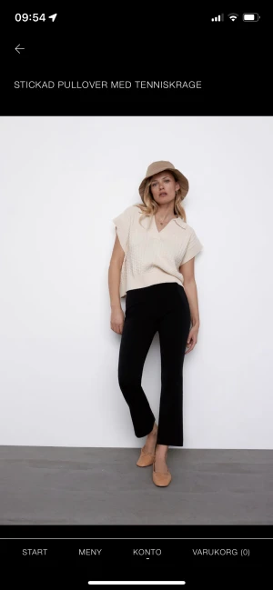 Väst Zara  - Super fin Beige väst som tyvärr inte kommer till användning för mig. Endast använd 2 gånger, storlek S. Men är lite oversize i modellen, så passar på mig som är en M. Köpt för 299kr. Passar till de mesta 😍🥰💕