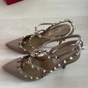 Valentino klackskor - Jag säljer mina fina valentino klackskor i storlek 39. Extremt bra skick men kommer tyvärr inte till användning. Nypris 11 300, säljer för 5500💕