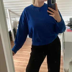 Sweatshirt  - Blå sweatshirt från Weekday, som ny. Mysig och passar till allt 🍂🥰 Storlek S men passar på mig som är en M 
