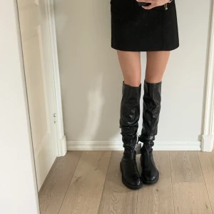 Zara stövlar  - Säljer dessa zara stövlar då de aldrig kommit till användning. I nyskick med lapp på. Strl 39. Nypris 559kr. Jag har fler bilder på. Kan mötas upp i Stockholm annars står köpare för frakten😊