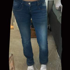 Jätte fina low waist boot cut jeans, aldrig använda!!!! Super bra skick!! Nästan alltid slutsålda på hemsidan!! KÖP KÖP KÖP