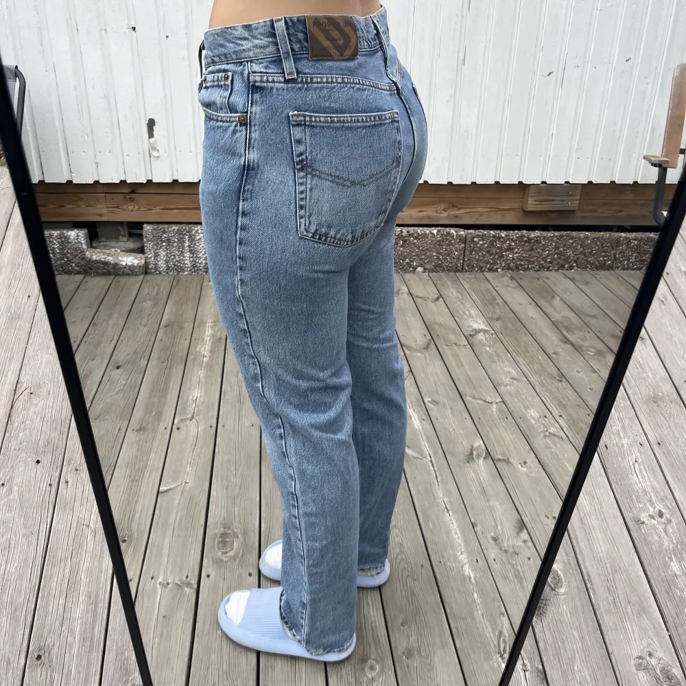 Väldigt basic jeans som sitter extremt mid på mig, men fortfaradne snygga, bara på en annan person😍😎. Jeans & Byxor.