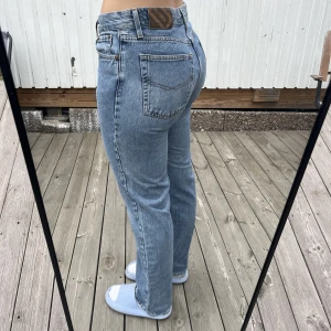MC. Gordon jeans  - Väldigt basic jeans som sitter extremt mid på mig, men fortfaradne snygga, bara på en annan person😍😎