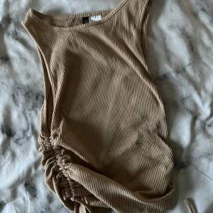 Beige tröja från h&m. Aldrig använd, köpt för 150kr