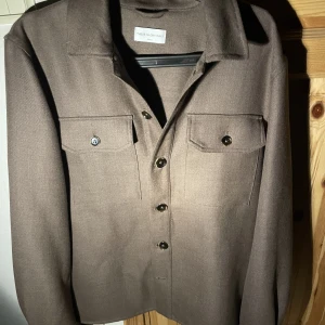 Overshirt 10/10  - These glory days overshirt Använd 3 gånger Köpt för 2000  Pris kan diskuteras 