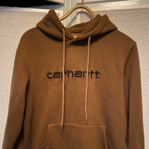 Carhartt Hoodie - Säljer denna carhartt hoodien då den blivit för liten och inte passar mig längre.