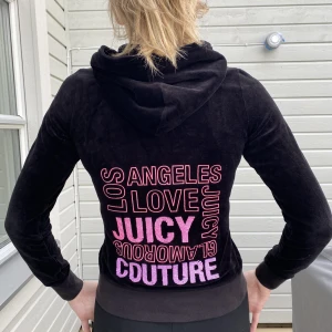 Juicy Couture kofta - Säljer denna svarta Juicy Couture kofta med text på ryggen. Den är i storlek 14 men skulle säga att den sitter som en S. Priset går att diskutera🙌🏼