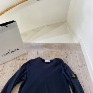 Stone island crewneck  - Säljer då den är för stor för mig, tröjan passar storlek L. Fast pris 750