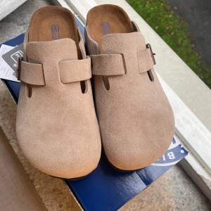 Säljer ett par Birkenstock Suede Leather Beige. Helt oanvända i storlek 40. Kan både fraktas och mötas upp