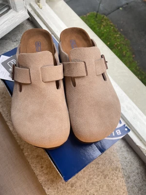 Birkenstock Boston - Säljer ett par Birkenstock Suede Leather Beige. Helt oanvända i storlek 40. Kan både fraktas och mötas upp