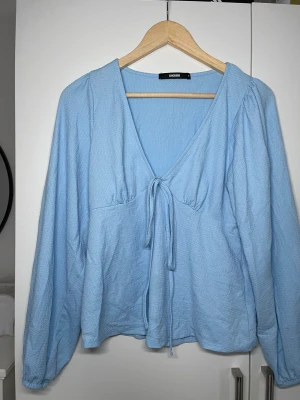 Blå blus med knytning  - Blå blus med knytning. Använd få tillfällen. 