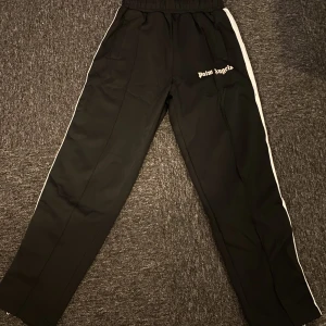 Palm Angels byxor - Säljer mina Palm Angels byxor i storlek S eftersom dom inte kommer till användning, använda väldigt få gånger så inga tecken på slitage (Betalning sker via swish endast) Fler bilder och info kan fås i DM