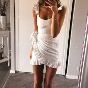 En vit klänning från NA-KD, som är kort och inte mycket använd. 