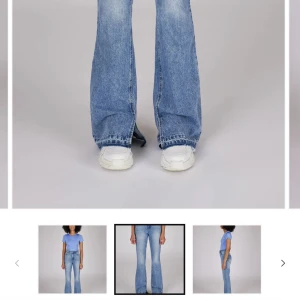 Jeans med slits  - Säljer ett par jättesnygga jeans, helt nya med alla lappar kvar, från lxa. Var för stora för mig, i strl M å längre i modellen