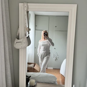 Benvit offshoulder topp - Långärmad offshoulder topp i en benvit färg. Superfin! 