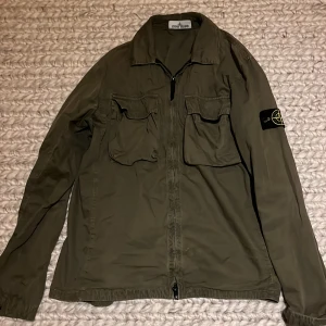 Stone island overshirt - Säljer min stone island overshirt. Köptes på NK för ca 1,5 år sedan. Size L men passar även M. Kan även tänka mig att byta.