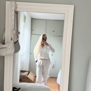 Prickig blus Chiquelle  - Superfin blus. Använd en gång, en liten fläck framtill som bör gå bort med typ galltvål eller dylikt men ej provat. Men inget man tänker på!