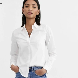 Vit skjorta  - Vit slimmad skjorta från Asos i storlek 36, endast provad aldrig använd