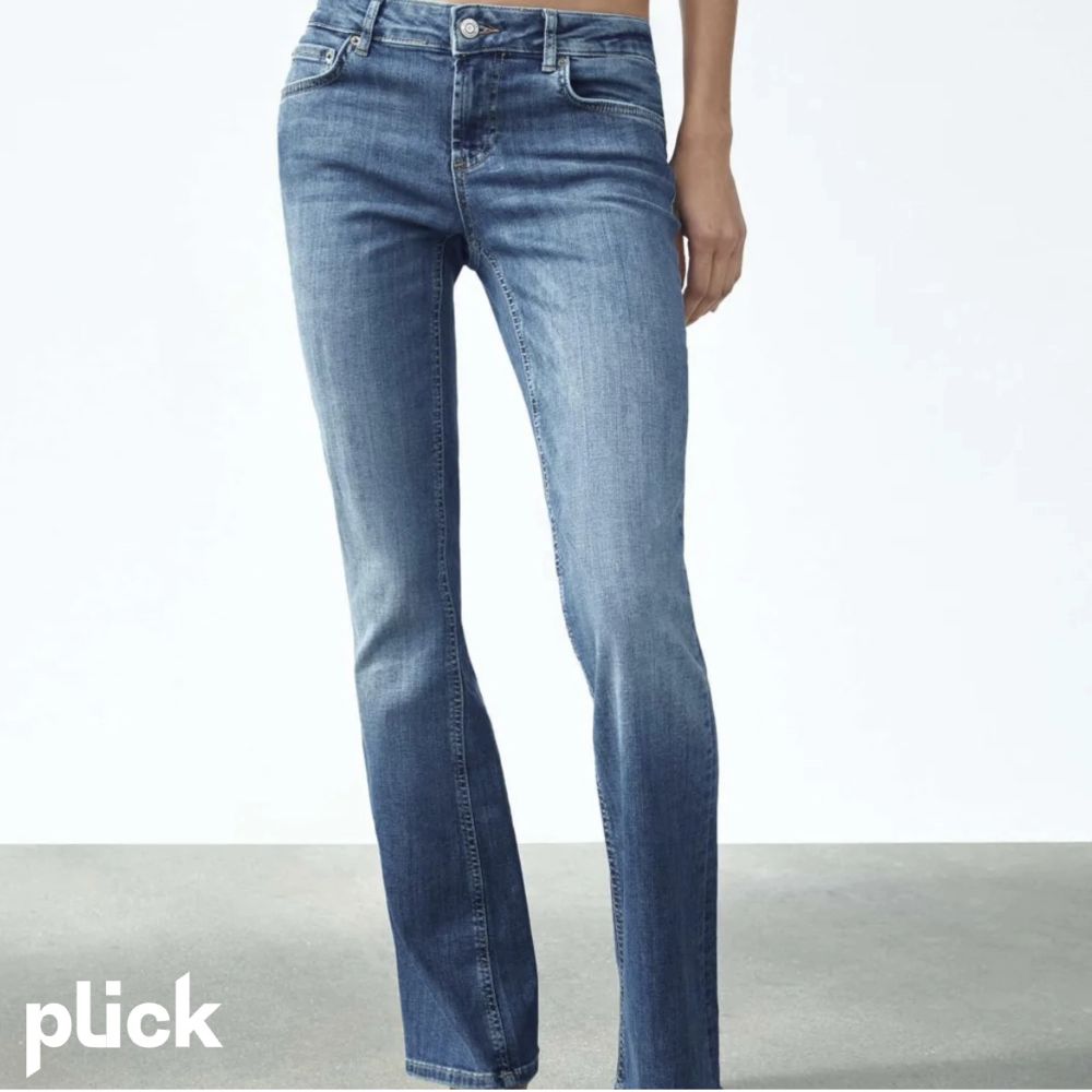 Säljer dessa populära Low Rise jeans från zara. Säljer då det är förstora på mig och kommer därför inte till användning. Mycket bra skick och inga defekter. Skicka för egna bilder!💛. Jeans & Byxor.