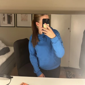 Blå hoodie - Blå hoodie från Cubus. Använd fåtal gånger. Köpt för 399kr.