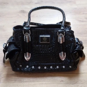 Intressekoll - Super snygg väska med diverse detaljer 💋