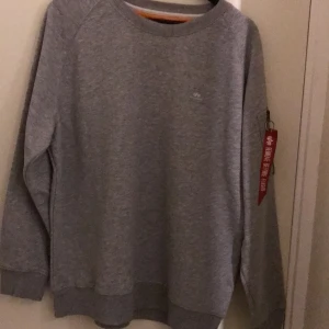 Alpha industries Sweatshirt  - Grå Alpha industries sweatshirt. Bra skick! 