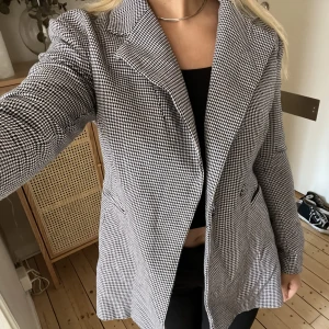 Rutig kavaj - Säljer denna superfina rutiga kavajen som sitter väldigt smickrande, passar perfekt som kappa nu tidig höst.🤍 Använd 3 tillfällen!