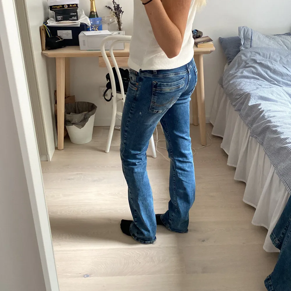 Säljer blåa LTB jeans, modell Valerie, som inte kommer till användning! Nypris 799kr Jag är 164 cm. Jeans & Byxor.