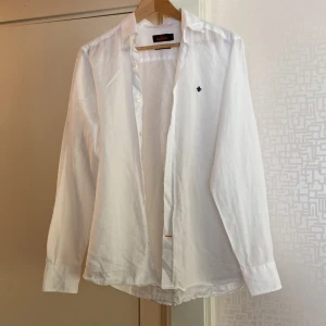 Morris linne skjorta  - Skick 10/10 Använder inte längre Hör av er vid frågor!