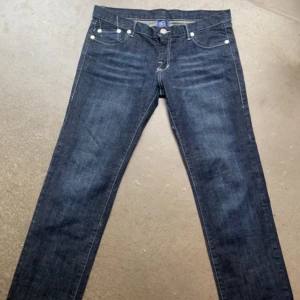 Victoria Beckham jeans s - Hejhej säljer mina jeans pga använder ej. Helt nya och så fina, dem är storlek S ungefär och passar för någon som är 160 cirka. Säljer via köp nu, kan även tänkas möta upp i Malmö 🥰