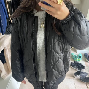 Svart jacka  - Supersnygg helt oanvänd jacka som är perfekt nu till hösten!! Jackan är från vero moda🤍 Skriv vid frågor!