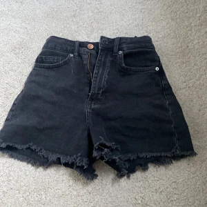 Svarta hm shorts - Säljer svarta shorts från hm för 6kr