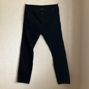 Livergy manchester byxor svarta 136 - Fint skick,som nya.Längd 110,innerbenslängd 80 cm.